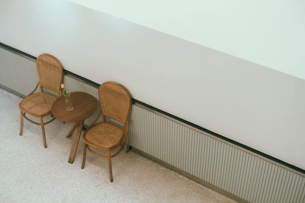 원목 인테리어의 라운지 카페